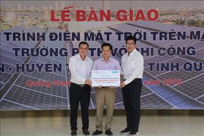 Bàn giao hệ thống điện mặt trời trên mái nhà cho trường học ở xã vùng cao tỉnh Quảng Nam